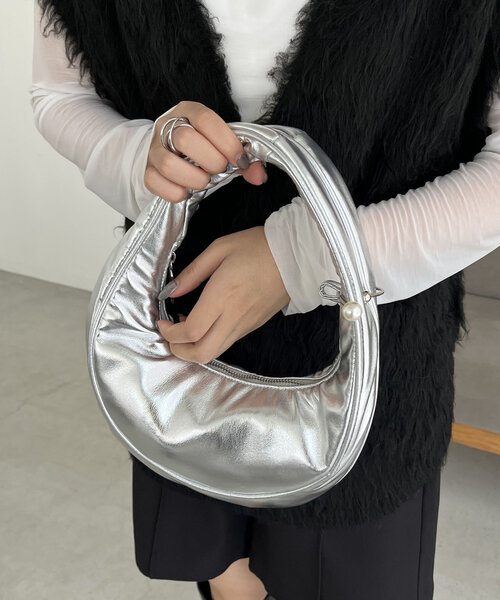 CAPRICIEUX LE'MAGE(カプリシューレマージュ)の「ムーンバッグ(ショルダーバッグ・レディース・シルバー/ブラック・FREE)」の14枚目の写真