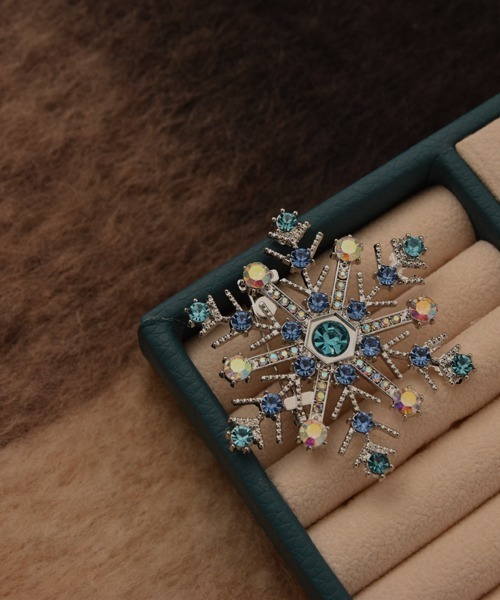 セール】【resonance】雪の結晶 ストーン キラキラ ブローチ【マルチ