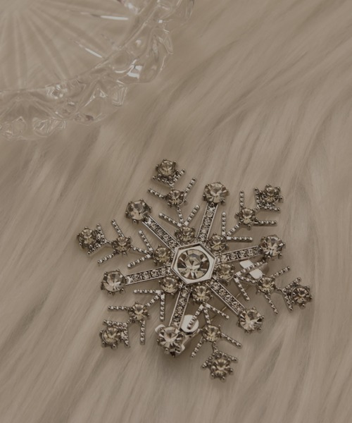 セール】【resonance】雪の結晶 ストーン キラキラ ブローチ【マルチ