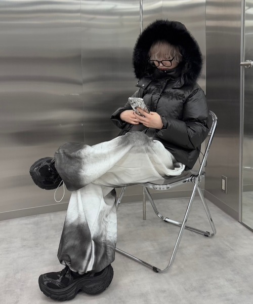 Never mind the XU / Chikashitsu+(ネバーマインド ザ エックスユー / チカシツプラス)の「【nmtc+】fur padding hood jacket / 【エヌエムティーシープラス】ファーパディングフードジャケット(ダウンジャケット/コート・レディース・ブラック/アイボリー・ONE SIZE)」の14枚目の写真