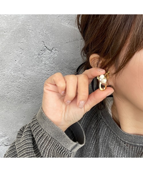 tone(トーン)の「【musk】ホワイト×ゴールドの小ぶりイヤリング(MA)(イヤリング・レディース・ホワイト・FREE)」の5枚目の写真