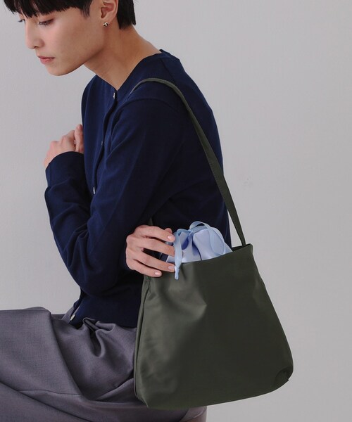 OPAQUE.CLIP(オペークドットクリップ)の「サテンコンビ巾着ワンショルダーバッグ(ショルダーバッグ・レディース・ピンク系9/チャコール/ブラック・00)」の3枚目の写真