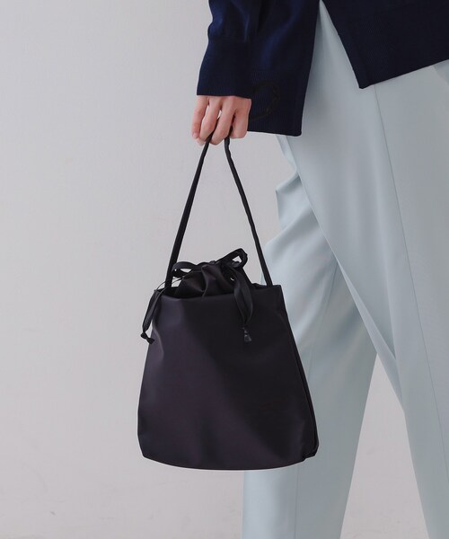 OPAQUE.CLIP(オペークドットクリップ)の「サテンコンビ巾着ワンショルダーバッグ(ショルダーバッグ・レディース・ピンク系9/チャコール/ブラック・00)」の2枚目の写真