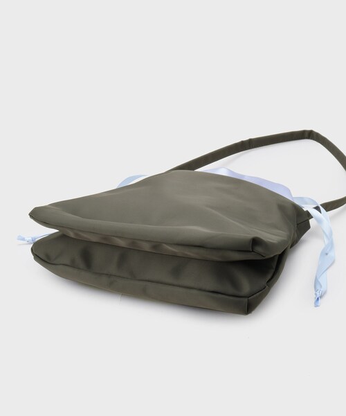 OPAQUE.CLIP(オペークドットクリップ)の「サテンコンビ巾着ワンショルダーバッグ(ショルダーバッグ・レディース・ピンク系9/チャコール/ブラック・00)」の6枚目の写真