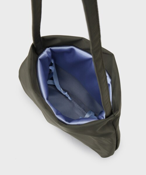 OPAQUE.CLIP(オペークドットクリップ)の「サテンコンビ巾着ワンショルダーバッグ(ショルダーバッグ・レディース・ピンク系9/チャコール/ブラック・00)」の4枚目の写真