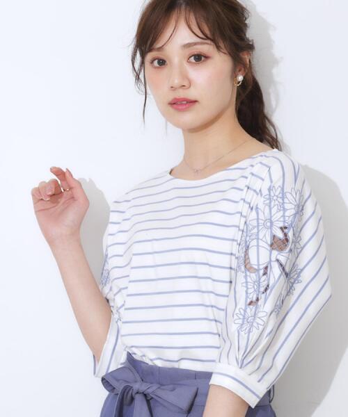 couture brooch（クチュールブローチ）の「【接触冷感・洗える・UV機能付き・二の腕カバー】デイジー＆リボン エンブロドルマントップス（Tシャツ/カットソー・レディース・ブラック/オフホワイト/ブルー系7/ピンク/オリーブ/ブラウン系その他/ブラック系2・38/36/42）」の6枚目の写真