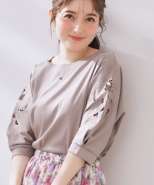 couture brooch（クチュールブローチ）の「【接触冷感・洗える・UV機能付き・二の腕カバー】デイジー＆リボン エンブロドルマントップス（Tシャツ/カットソー・レディース・ブラック/オフホワイト/ブルー系7/ピンク/オリーブ/ブラウン系その他/ブラック系2・38/36/42）」の4枚目の写真