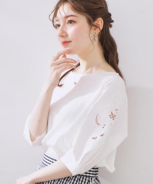 couture brooch（クチュールブローチ）の「【接触冷感・洗える・UV機能付き・二の腕カバー】デイジー＆リボン エンブロドルマントップス（Tシャツ/カットソー・レディース・ブラック/オフホワイト/ブルー系7/ピンク/オリーブ/ブラウン系その他/ブラック系2・38/36/42）」の2枚目の写真