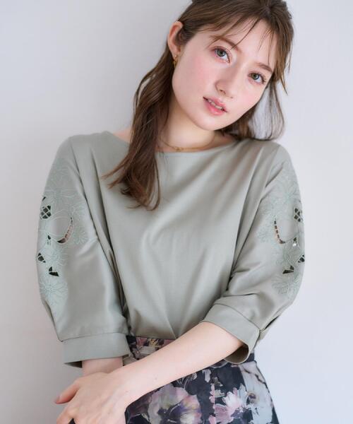 couture brooch（クチュールブローチ）の「【接触冷感・洗える・UV機能付き・二の腕カバー】デイジー＆リボン エンブロドルマントップス（Tシャツ/カットソー・レディース・ブラック/オフホワイト/ブルー系7/ピンク/オリーブ/ブラウン系その他/ブラック系2・38/36/42）」の5枚目の写真