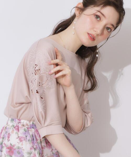 couture brooch（クチュールブローチ）の「【接触冷感・洗える・UV機能付き・二の腕カバー】デイジー＆リボン エンブロドルマントップス（Tシャツ/カットソー・レディース・ブラック/オフホワイト/ブルー系7/ピンク/オリーブ/ブラウン系その他/ブラック系2・38/36/42）」の7枚目の写真