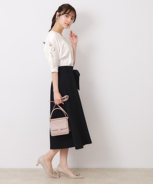 couture brooch（クチュールブローチ）の「【接触冷感・洗える・UV機能付き・二の腕カバー】デイジー＆リボン エンブロドルマントップス（Tシャツ/カットソー・レディース・ブラック/オフホワイト/ブルー系7/ピンク/オリーブ/ブラウン系その他/ブラック系2・38/36/42）」の12枚目の写真