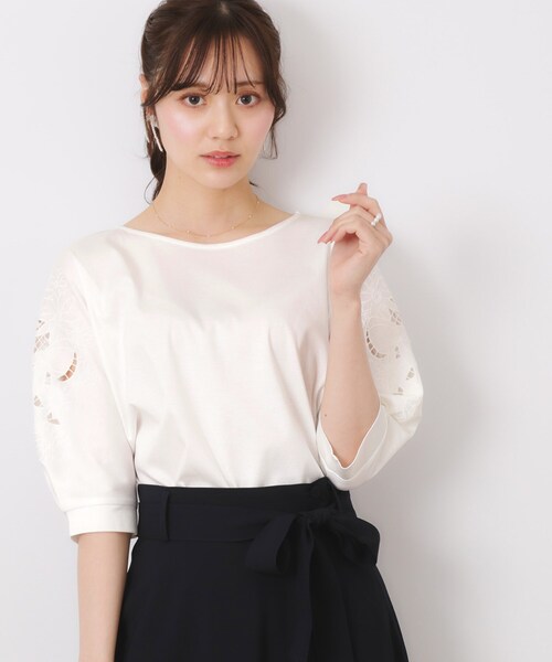 couture brooch（クチュールブローチ）の「【接触冷感・洗える・UV機能付き・二の腕カバー】デイジー＆リボン エンブロドルマントップス（Tシャツ/カットソー・レディース・ブラック/オフホワイト/ブルー系7/ピンク/オリーブ/ブラウン系その他/ブラック系2・38/36/42）」の14枚目の写真