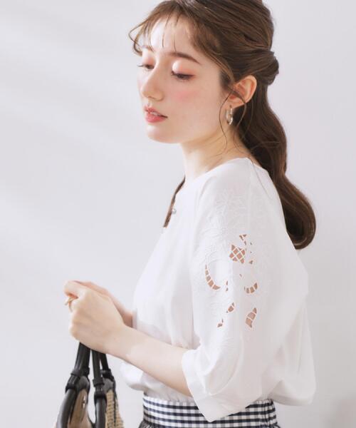 couture brooch（クチュールブローチ）の「【接触冷感・洗える・UV機能付き・二の腕カバー】デイジー＆リボン エンブロドルマントップス（Tシャツ/カットソー・レディース・ブラック/オフホワイト/ブルー系7/ピンク/オリーブ/ブラウン系その他/ブラック系2・38/36/42）」の16枚目の写真