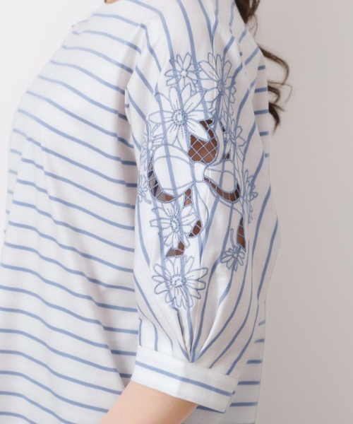 couture brooch（クチュールブローチ）の「【接触冷感・洗える・UV機能付き・二の腕カバー】デイジー＆リボン エンブロドルマントップス（Tシャツ/カットソー・レディース・ブラック/オフホワイト/ブルー系7/ピンク/オリーブ/ブラウン系その他/ブラック系2・38/36/42）」の9枚目の写真