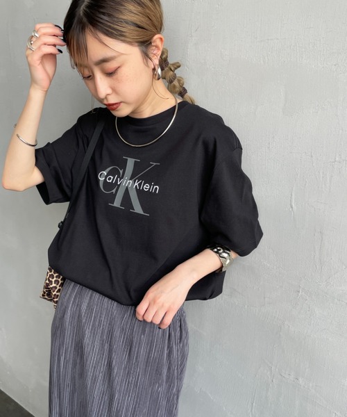 Calvin Klein（カルバン・クライン）の「[Calvin Klein/カルバンクライン] モノグラムロゴ プリントTシャツ（Tシャツ/カットソー・レディース・ホワイト/ブラック・XS/S/M/L）」の2枚目の写真