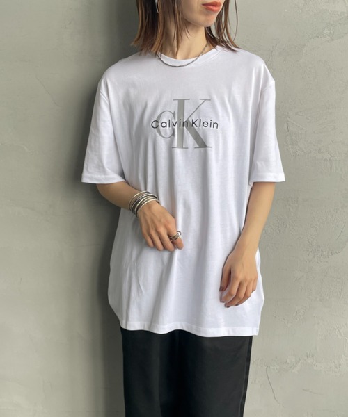 Calvin Klein（カルバン・クライン）の「[Calvin Klein/カルバンクライン] モノグラムロゴ プリントTシャツ（Tシャツ/カットソー・レディース・ホワイト/ブラック・XS/S/M/L）」の21枚目の写真