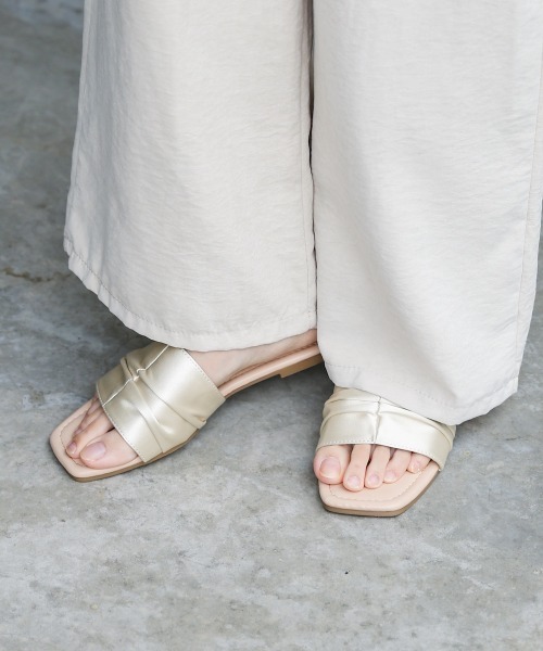 Bab（バブ）の「サテンギャザーフラットサンダル（サンダル・レディース・ブラック/ベージュ/グリーン/シルバー・M/L）」の2枚目の写真