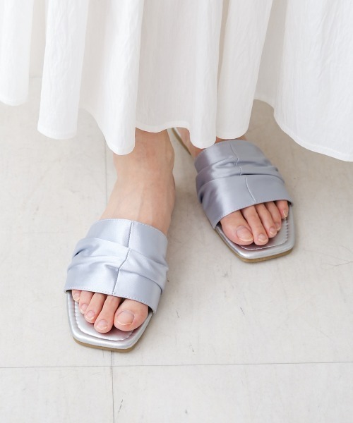 Bab（バブ）の「サテンギャザーフラットサンダル（サンダル・レディース・ブラック/ベージュ/グリーン/シルバー・M/L）」の4枚目の写真