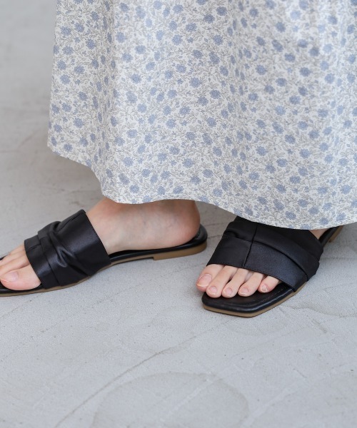 Bab（バブ）の「サテンギャザーフラットサンダル（サンダル・レディース・ブラック/ベージュ/グリーン/シルバー・M/L）」の5枚目の写真