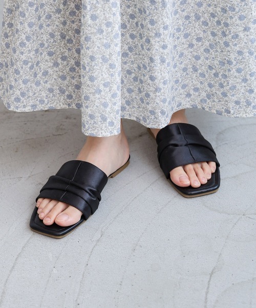 Bab（バブ）の「サテンギャザーフラットサンダル（サンダル・レディース・ブラック/ベージュ/グリーン/シルバー・M/L）」の6枚目の写真