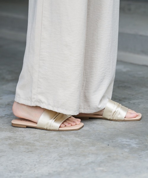 Bab（バブ）の「サテンギャザーフラットサンダル（サンダル・レディース・ブラック/ベージュ/グリーン/シルバー・M/L）」の11枚目の写真