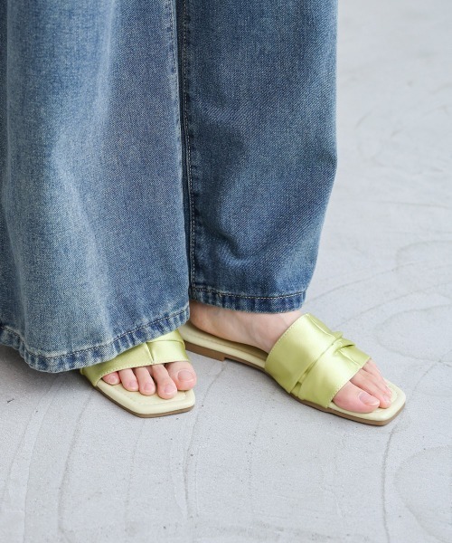 Bab（バブ）の「サテンギャザーフラットサンダル（サンダル・レディース・ブラック/ベージュ/グリーン/シルバー・M/L）」の16枚目の写真