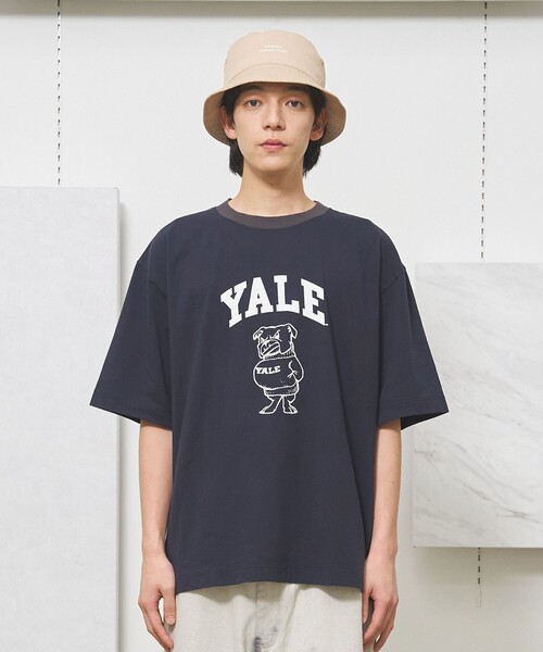 J.PRESS YORK STREET（ジェイプレスヨークストリート）の「【UNISEX】YALEアーチロゴ Tシャツ（Tシャツ/カットソー・メンズ・ホワイト系/ネイビー系/イエロー系・SMALL/MEDIUM/LARGE）」の2枚目の写真