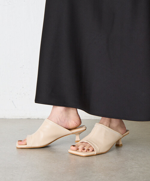 Jena espace merveilleux（ジェナ　エスパスメルヴェイユ）の「スクエアトゥヒールミュール（サンダル・レディース・ブラック/アイボリー/ブラウン・MEDIUM/SMALL）」の6枚目の写真