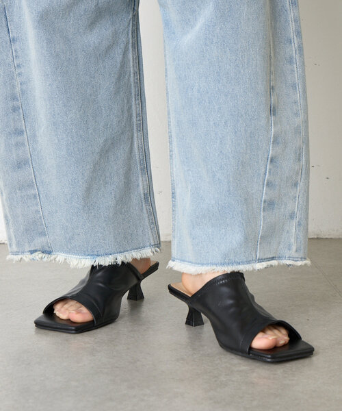 Jena espace merveilleux（ジェナ　エスパスメルヴェイユ）の「スクエアトゥヒールミュール（サンダル・レディース・ブラック/アイボリー/ブラウン・MEDIUM/SMALL）」の8枚目の写真