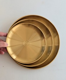 MILLION CARATS（ミリオンカラッツ）の「【Sサイズの2枚ペアセット】気分で使い分け！映えも実用性も抜群な、アウトドア＆日常に映えるステンレスプレート！お皿としてもトレーとしても活躍、使うたび高まるヴィンテージライクな存在感（食器）」