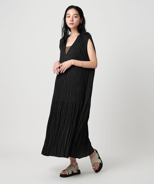 BEAUTY&YOUTH UNITED ARROWS（ビューティーアンドユースユナイテッドアローズ）の「ポリエステル プリーツVネックワンピース（ワンピース・レディース・ブラック/ダークグレー・M/S）」の2枚目の写真