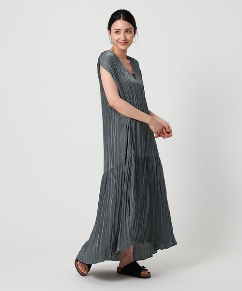 BEAUTY&YOUTH UNITED ARROWS（ビューティーアンドユースユナイテッドアローズ）の「ポリエステル プリーツVネックワンピース（ワンピース・レディース・ブラック/ダークグレー・M/S）」の3枚目の写真