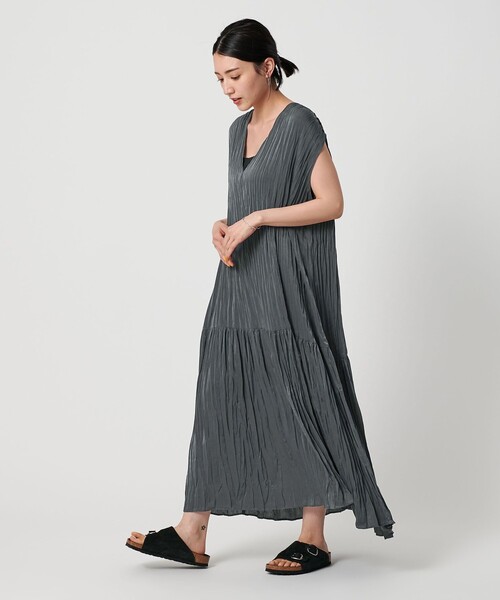 BEAUTY&YOUTH UNITED ARROWS（ビューティーアンドユースユナイテッドアローズ）の「ポリエステル プリーツVネックワンピース（ワンピース・レディース・ブラック/ダークグレー・M/S）」の4枚目の写真