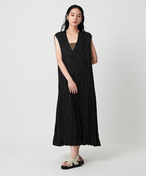 BEAUTY&YOUTH UNITED ARROWS（ビューティーアンドユースユナイテッドアローズ）の「ポリエステル プリーツVネックワンピース（ワンピース・レディース・ブラック/ダークグレー・M/S）」の5枚目の写真
