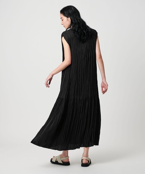 BEAUTY&YOUTH UNITED ARROWS（ビューティーアンドユースユナイテッドアローズ）の「ポリエステル プリーツVネックワンピース（ワンピース・レディース・ブラック/ダークグレー・M/S）」の6枚目の写真