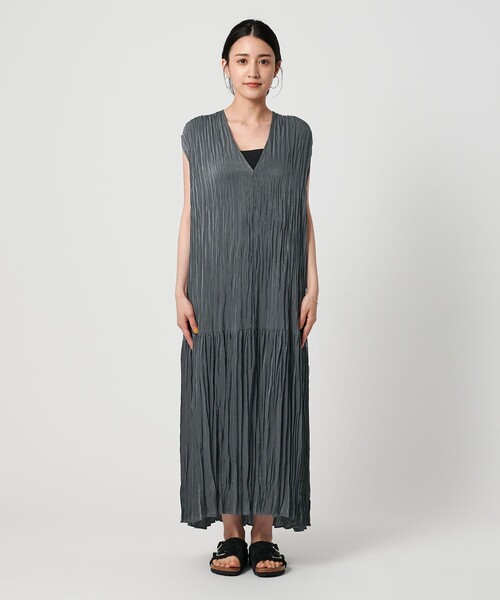 BEAUTY&YOUTH UNITED ARROWS（ビューティーアンドユースユナイテッドアローズ）の「ポリエステル プリーツVネックワンピース（ワンピース・レディース・ブラック/ダークグレー・M/S）」の8枚目の写真
