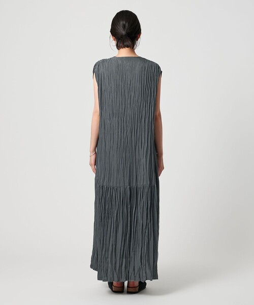 BEAUTY&YOUTH UNITED ARROWS（ビューティーアンドユースユナイテッドアローズ）の「ポリエステル プリーツVネックワンピース（ワンピース・レディース・ブラック/ダークグレー・M/S）」の10枚目の写真