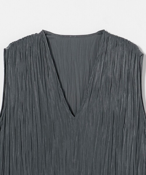 BEAUTY&YOUTH UNITED ARROWS（ビューティーアンドユースユナイテッドアローズ）の「ポリエステル プリーツVネックワンピース（ワンピース・レディース・ブラック/ダークグレー・M/S）」の13枚目の写真