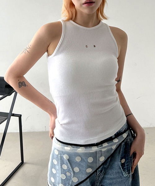 4INT.(フォイント)の「スタッド スリムフィット リブ クロップド タンクトップ(タンクトップ・レディース・ホワイト/ブラック・FREE)」の2枚目の写真