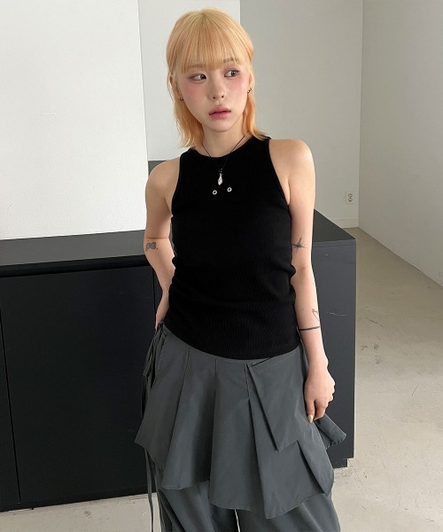 4INT.(フォイント)の「スタッド スリムフィット リブ クロップド タンクトップ(タンクトップ・レディース・ホワイト/ブラック・FREE)」の1枚目の写真