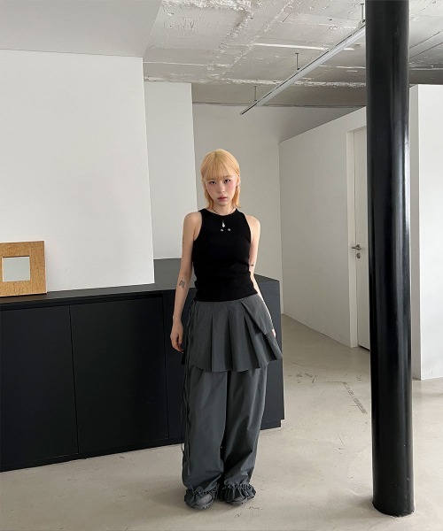 4INT.(フォイント)の「スタッド スリムフィット リブ クロップド タンクトップ(タンクトップ・レディース・ホワイト/ブラック・FREE)」の3枚目の写真