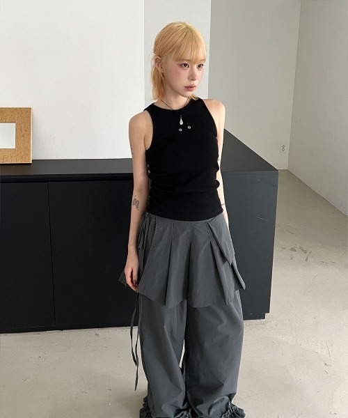 4INT.(フォイント)の「スタッド スリムフィット リブ クロップド タンクトップ(タンクトップ・レディース・ホワイト/ブラック・FREE)」の5枚目の写真