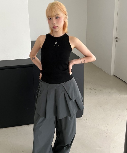 4INT.(フォイント)の「スタッド スリムフィット リブ クロップド タンクトップ(タンクトップ・レディース・ホワイト/ブラック・FREE)」の6枚目の写真