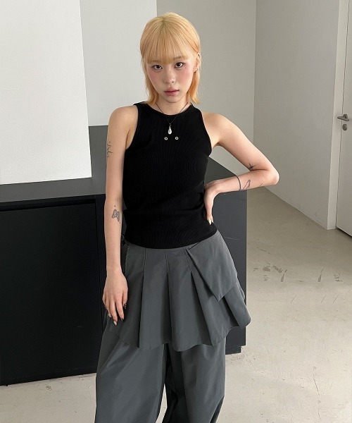 4INT.(フォイント)の「スタッド スリムフィット リブ クロップド タンクトップ(タンクトップ・レディース・ホワイト/ブラック・FREE)」の7枚目の写真