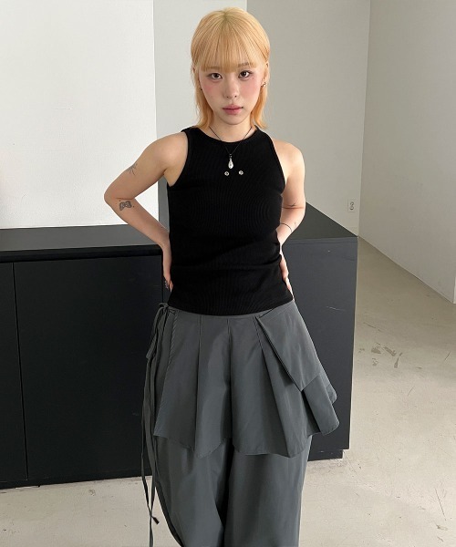 4INT.(フォイント)の「スタッド スリムフィット リブ クロップド タンクトップ(タンクトップ・レディース・ホワイト/ブラック・FREE)」の8枚目の写真