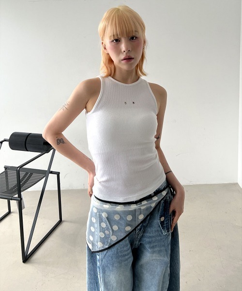 4INT.(フォイント)の「スタッド スリムフィット リブ クロップド タンクトップ(タンクトップ・レディース・ホワイト/ブラック・FREE)」の14枚目の写真