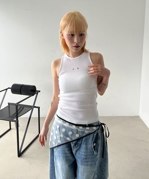 4INT.(フォイント)の「スタッド スリムフィット リブ クロップド タンクトップ(タンクトップ・レディース・ホワイト/ブラック・FREE)」の15枚目の写真
