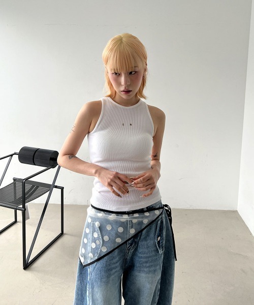4INT.(フォイント)の「スタッド スリムフィット リブ クロップド タンクトップ(タンクトップ・レディース・ホワイト/ブラック・FREE)」の16枚目の写真
