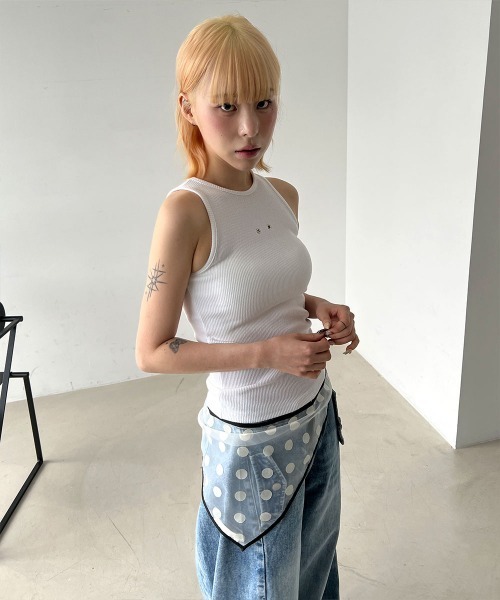 4INT.(フォイント)の「スタッド スリムフィット リブ クロップド タンクトップ(タンクトップ・レディース・ホワイト/ブラック・FREE)」の20枚目の写真