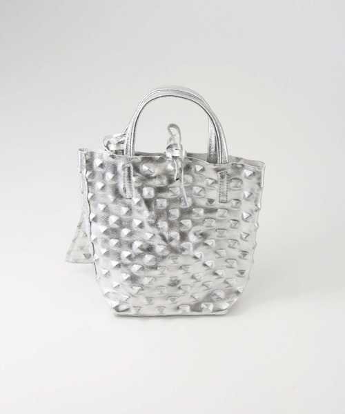 Gready Brilliant（グレディブリリアン）の「スタッズレザーメタリック（ショルダーバッグ・レディース・シルバー・FREE）」の2枚目の写真